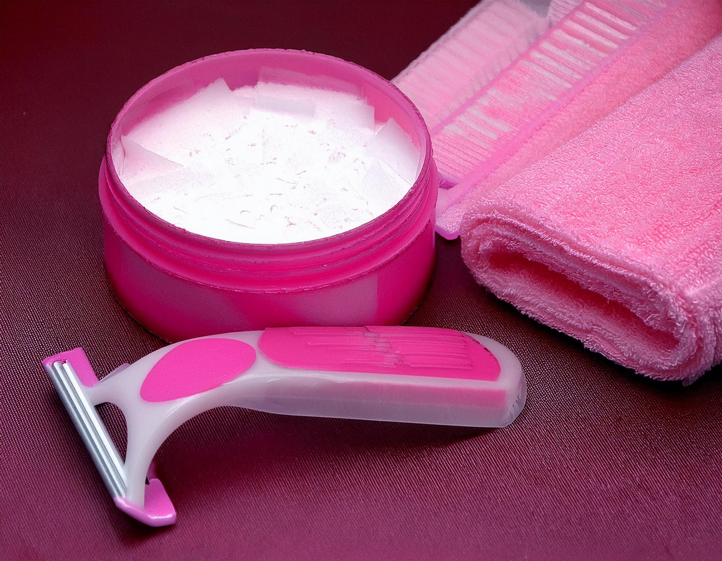 脱毛クリームが塗られた肌とその効果を示すビフォーアフターの比較