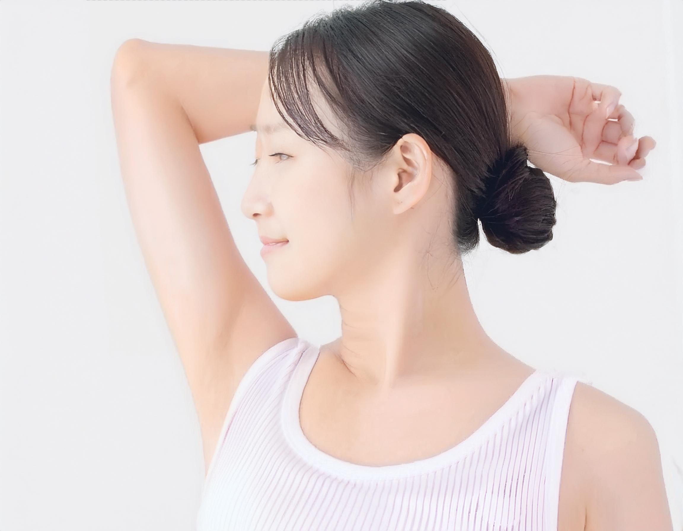 脱毛クリームが塗られた肌とその効果を示すビフォーアフターの比較