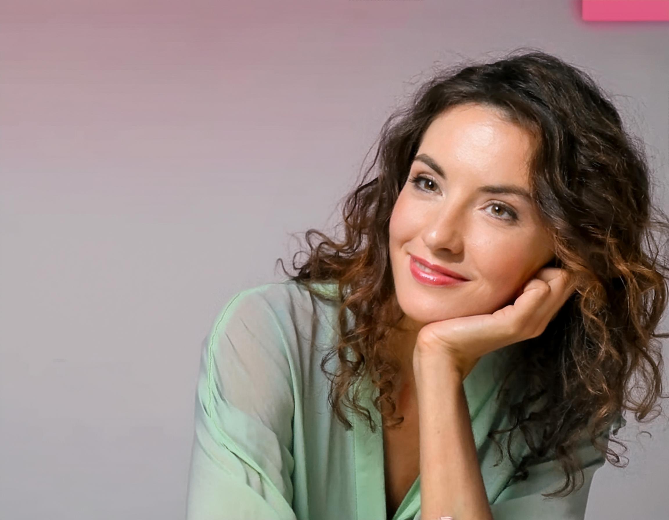 女性のきれいなワキと脱毛機器