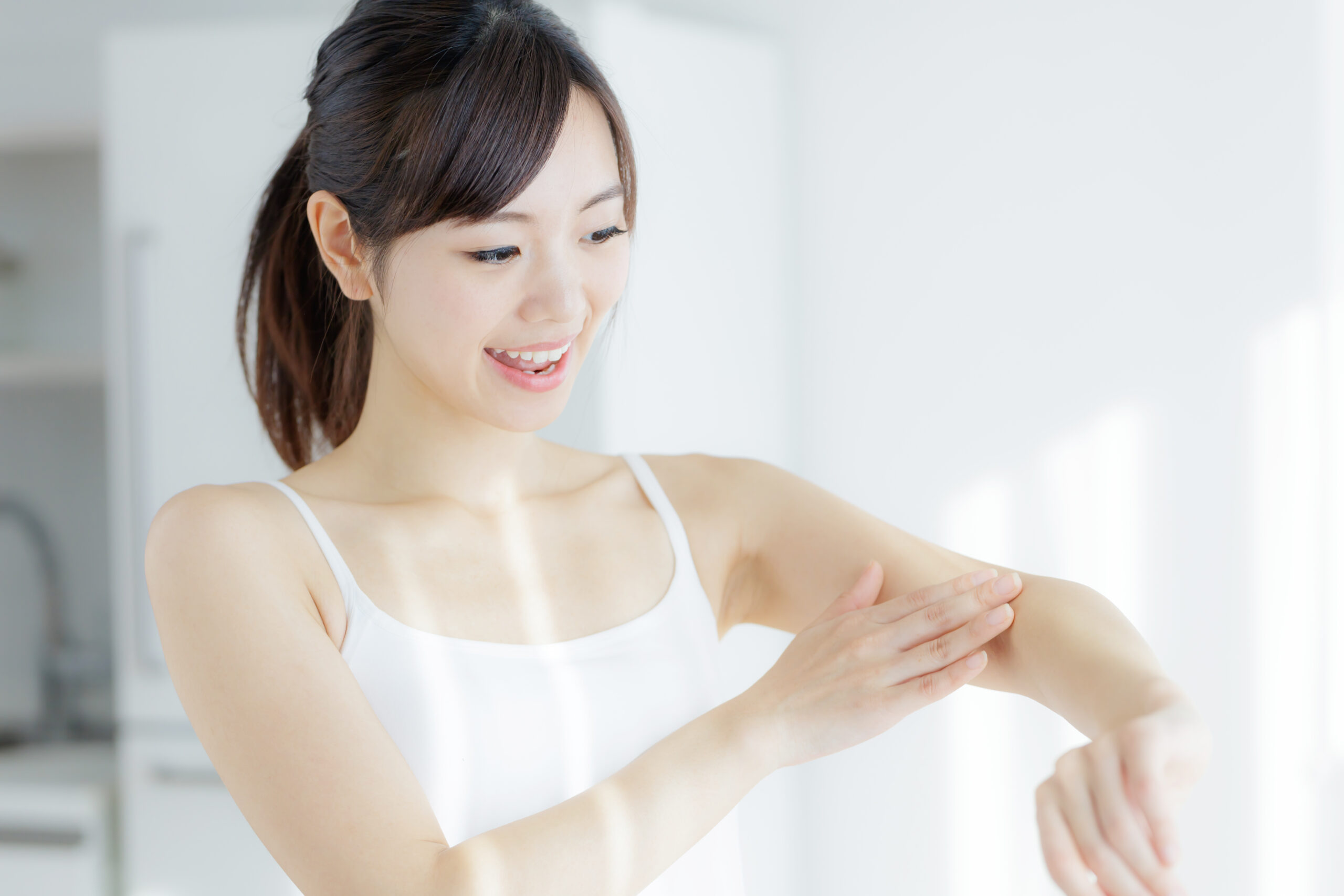 滑らかな肌に脱毛クリームを塗布している様子